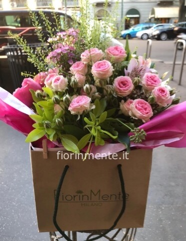 Bouquet in box con rose ed altri elementi floreali