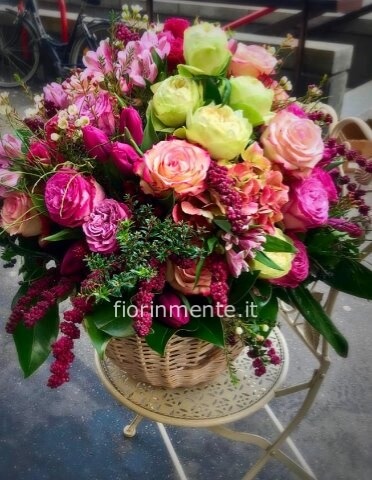 composizione in cesto vimini