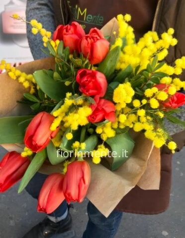 Bouquet di 10 tulipani con mimosa
