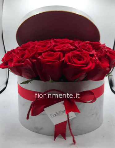 Scatola grande di rose rosse