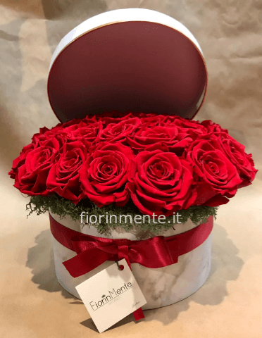 scatola con rose rosse STABILIZZATE