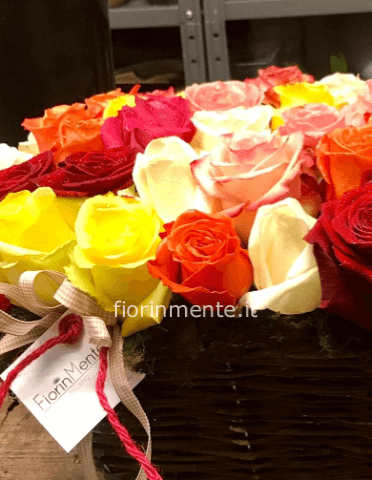 cestino in vimini con rose mix