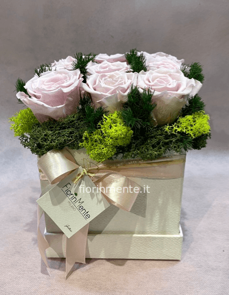 Scatola con 9 rose stabilizzate