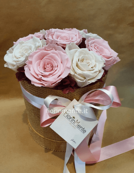Scatola con rose stabilizzate bianche e rosa